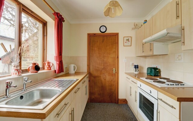 Modern Holiday Home in Wisemans Bridge With Terrace
