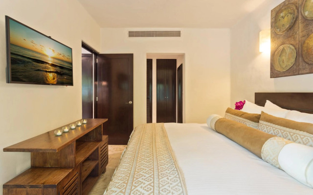 El Taj Oceanfront & Beachside Condo Hotel