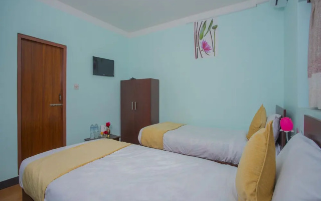 OYO 271 Hotel Golden Three