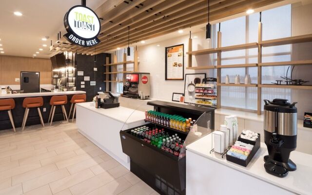 Holiday Inn & Suites Detroit - Troy
