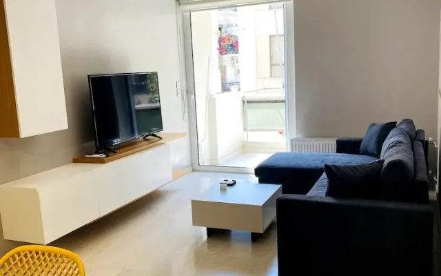 Karyatis - Apartment on the Road of History