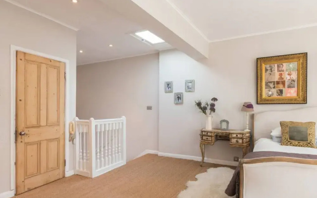 Stylish 1-bed With a Roof Terrace