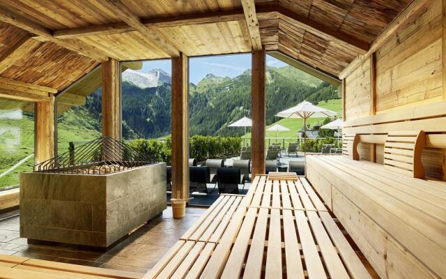 Hotel Berghof Crystal Spa & Sports