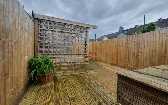LARGE HOUSE, sleeps 16! Private garden, Free parking!