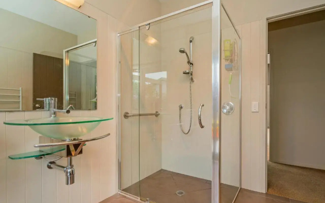 Sanctuary By The Water - Matarangi Holiday Home