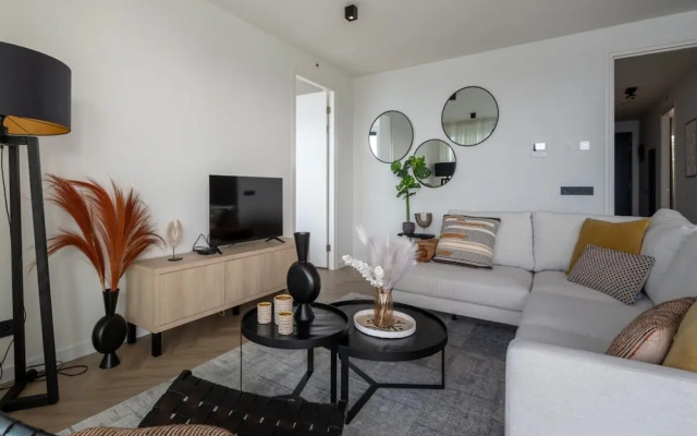 Spacious Waterfront Apartment