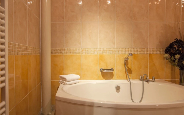 Exclusive Stunning Spacious Penthouse In The City