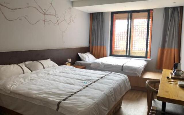 Siguniangshan Tea & Panda Hotel