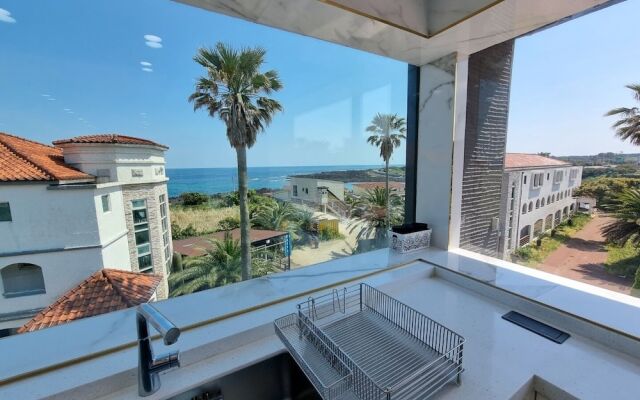 Memoria Pool Villa Family Pension