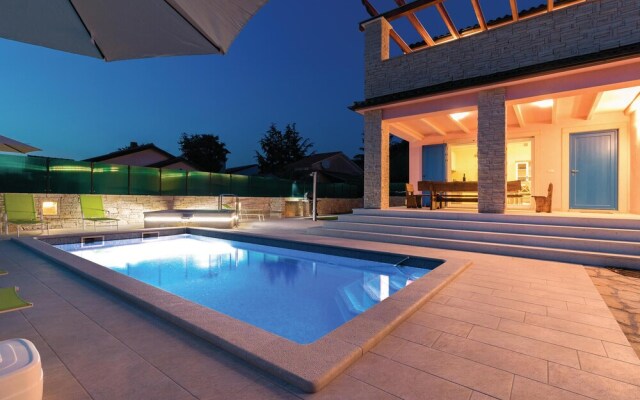 Nice Home in Vodnjan with Hot Tub, WiFi & 4 Bedrooms