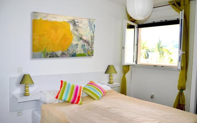 Seaside apartment with beach service