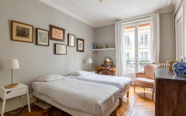 Veeve - Muted Beauty in Batignolles