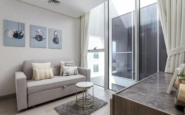 Waves - Urban Chic 1BR Apt With Maid