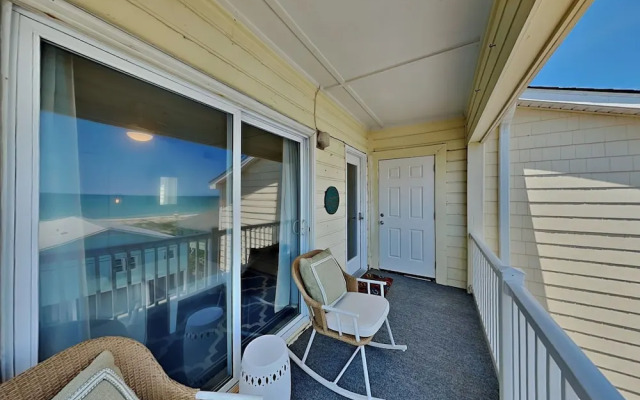 Tropical Winds by Carolina Retreats