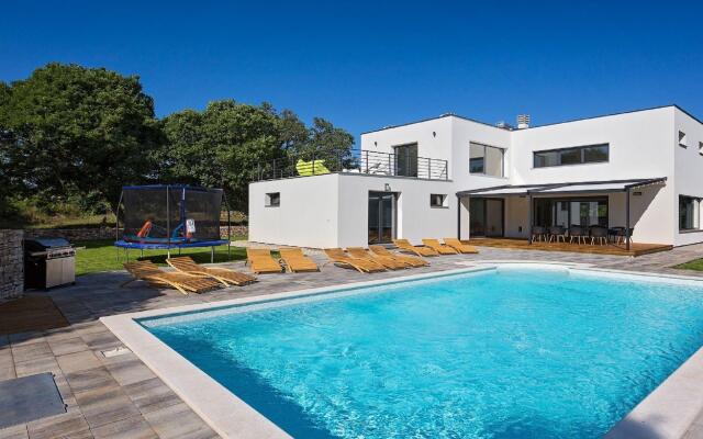 Lush Villa in Belavici with Pool & High-End Kitchen
