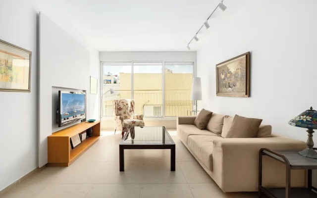 Chic Bright Urban Escape by Sea N' Rent