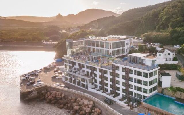 Cliff Mountain and Sea Residence