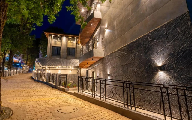 Hanric by Eight Continents Ikshana Luxe