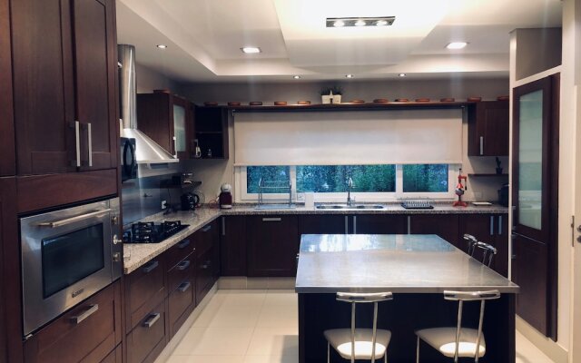 Acogedora Casa En Exclusivo Barrio