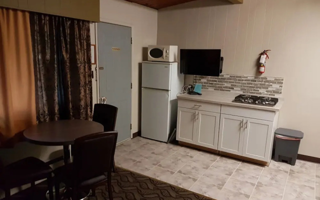 Holiday Motel & RV Resort