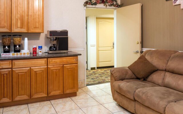 Howard Johnson by Wyndham Bakersfield