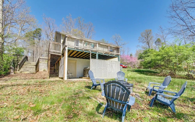 Homey Luray Cabin w/ Fire Pit & Deck!