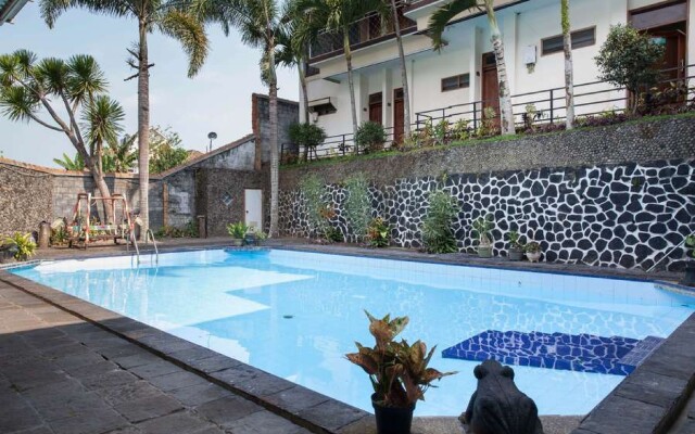 RedDoorz Plus near Jawa Timur Park 1