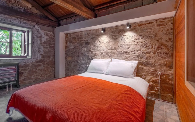 Central Stone Loft - 2 Mins Beach - 5 Mins Marina