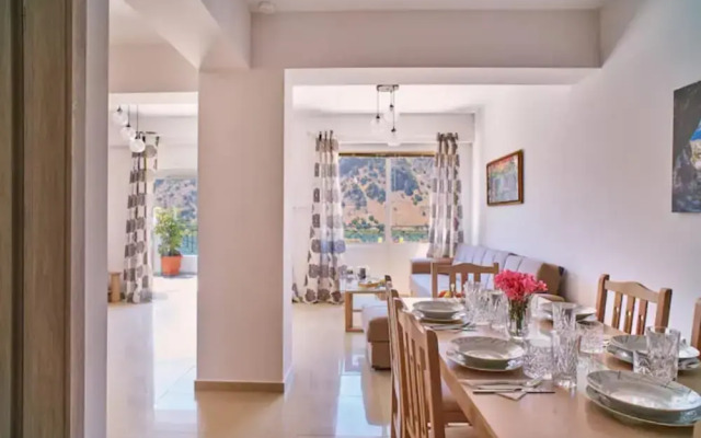 Best Family Friendly Villa Near Lake Kournas