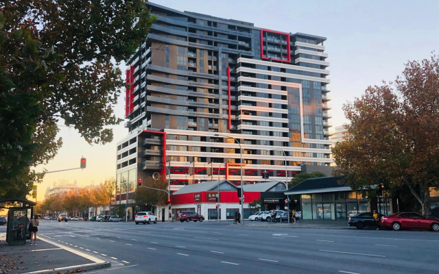 Luxury 2 Bedroom Apartment - Adelaide CBD