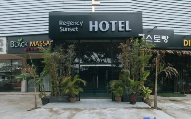 RedDoorz Premium @ Regency Sunset Hotel