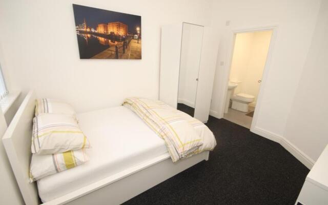 Stylish 7 Bed House, close to City Centre