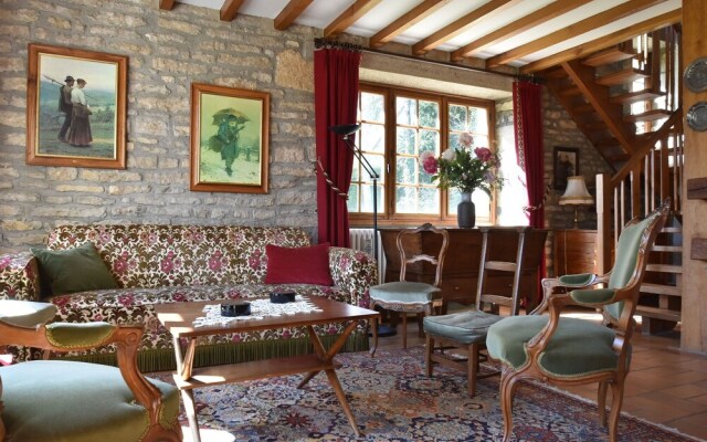 Modern Holiday Home in Vault-de-Lugny with Meadow View