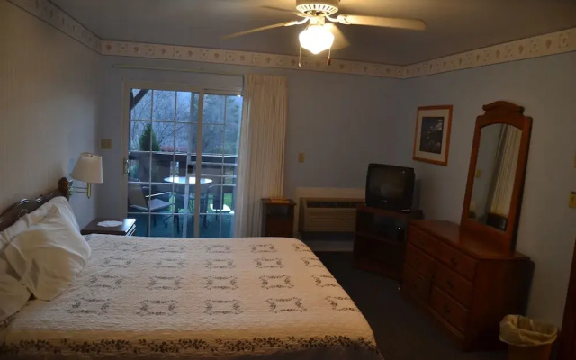The Chalet Motel & Apts