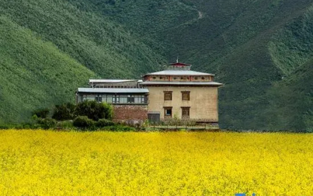 Shangri-La Nongla Yangpi Ecological Manor (Napa Sea Scenic Area)