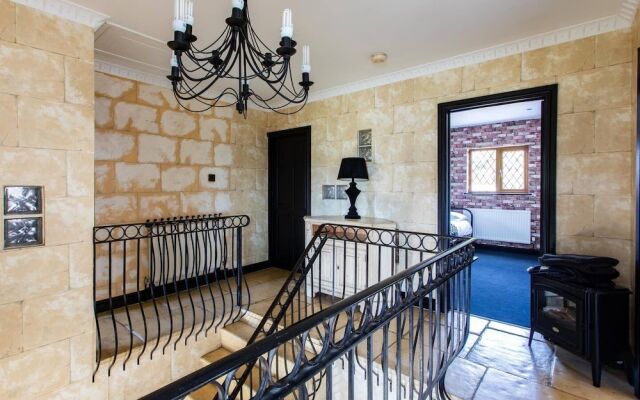 4 Bed House with Swimming pool and Sauna