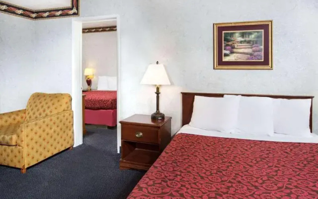 Days Inn By Wyndham Costa Mesa Newport Beach
