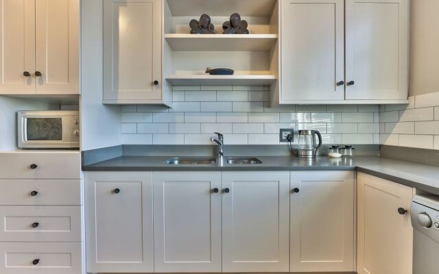 437 St Martini Gardens