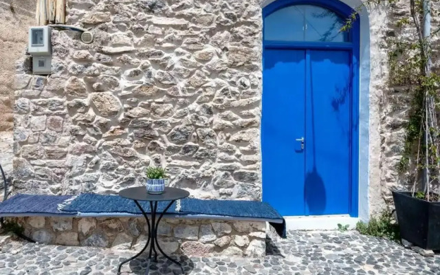 Karpimo & Fertimo Suites Santorini