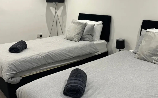 Sleek, Sleeps 6 Sunset Views, Family Friendly
