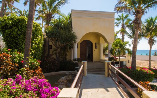 Outstanding Beachfront for up to 15 People: Villa Delfines