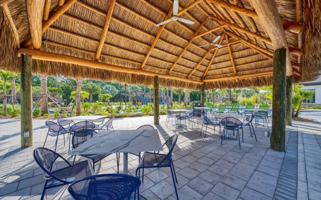 Stunning Themed Home Private Pool Ideal Location