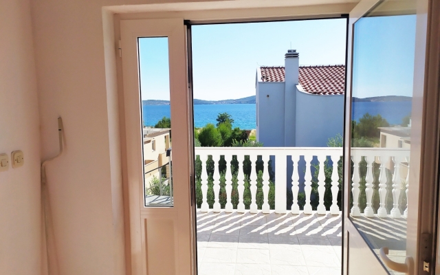 Room Aleksandra - 10 m from sea: R7 Bibinje, Zadar riviera
