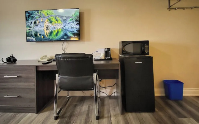 Maple Leaf Inn & Suites