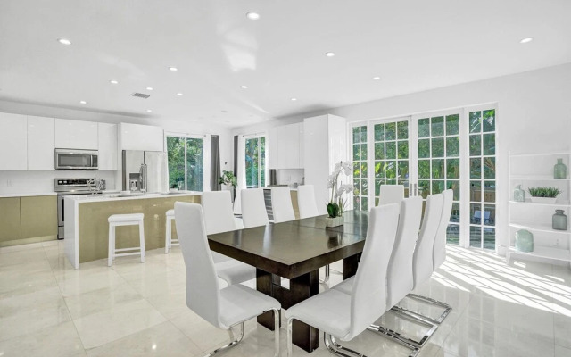 4BR Hollywood Beach Home with Pool