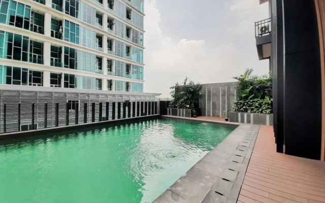 Comfy And Modern Look 2Br At Yukata Suites Apartment