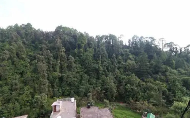 OYO 18469 Hotel Hmvr