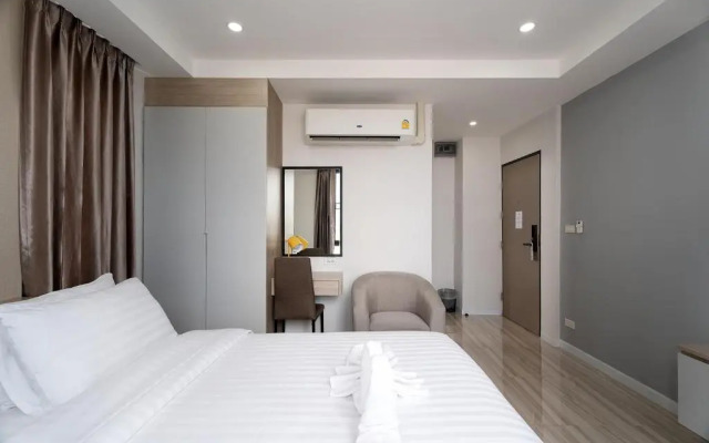 The Riski Hotel at Bangphlat Station