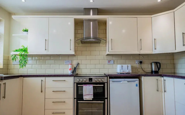 Host Stay Manfield Avenue