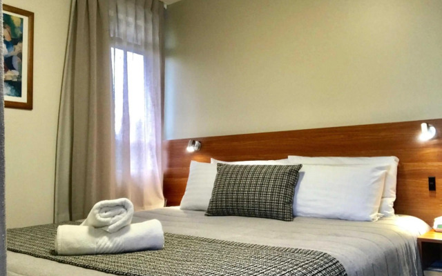 Ventura Inn & Suites Hamilton
